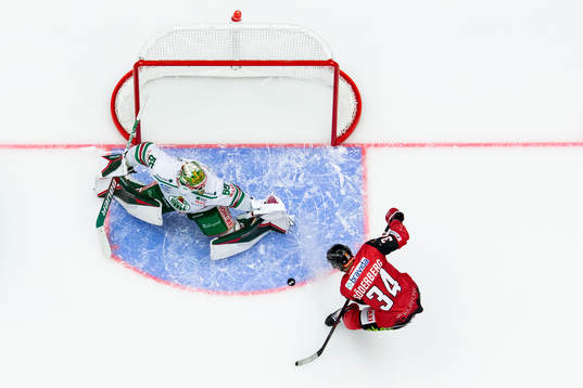 Malmö Redhawks Carl Söderberg oroar mot Rögles målvakt