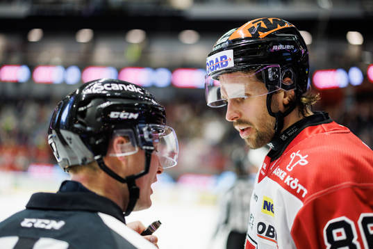 Örebros Mathias Bromé i diskussion med domaren