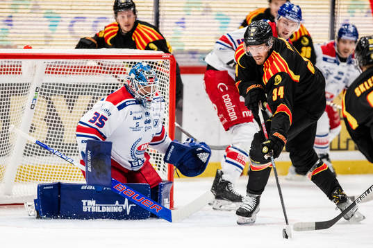 Oskarshamns målvakt Joe Cannata och Brynäs Oscar Eklind