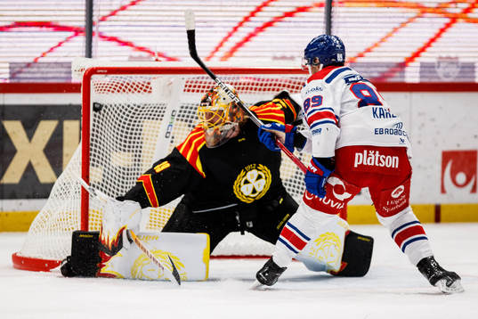 Oskarshamns Patrik Karlkvist gör 0-3 på Brynäs målvakt