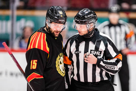 Brynäs Simon Bertilsson och domare Mikael Andersson
