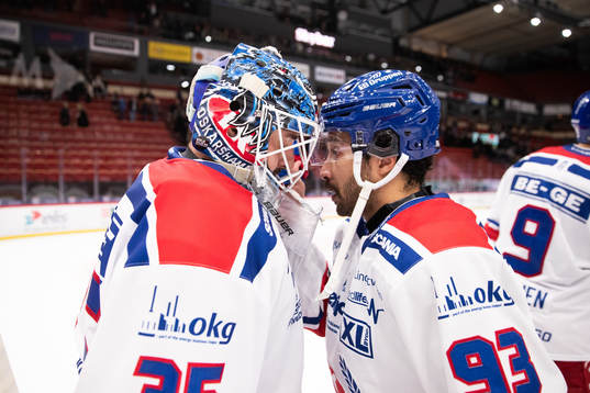 Oskarshamns målvakt Joe Cannata och Cameron Brace jublar