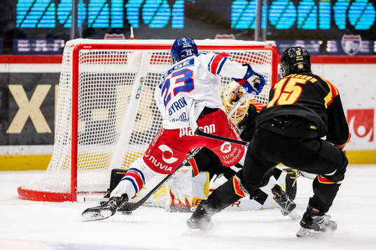 Oskarshamns Blaine Byron oroar framför Brynäs målvakt