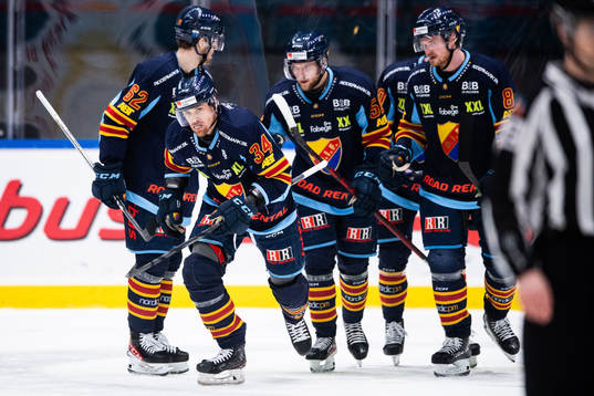 Djurgårdens Daniel Brodin jublar med lagkamrater