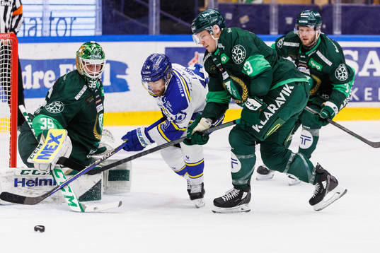 Leksands Oskar Lang mot Färjestads målvakt Dennis Hildeby