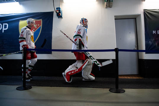 Moras Isac Heens och målvakt Kari Piiroinen på väg till