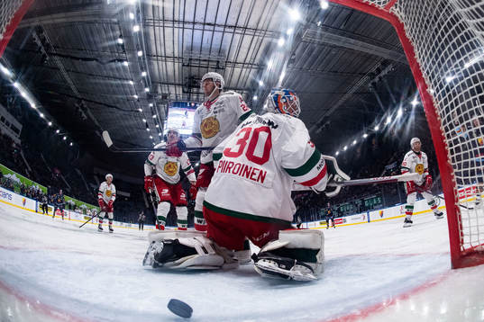 Moras målvakt Kari Piiroinen släpper in 2-0 av