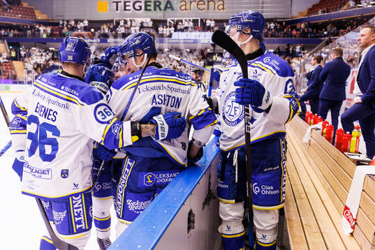 Leksands Carter Ashton jublar med lagkamrater