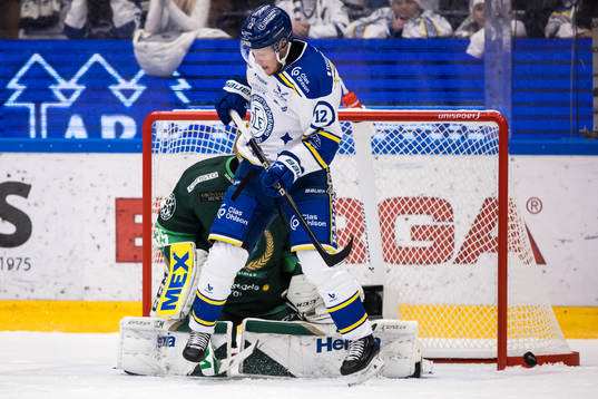 Leksands Kalle Östman framför Färjestads målvakt Dennis