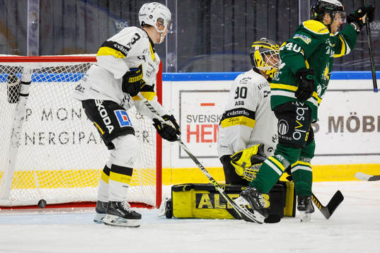 Östersunds Henrik Marklund ej i bild gör 2-0 bakom