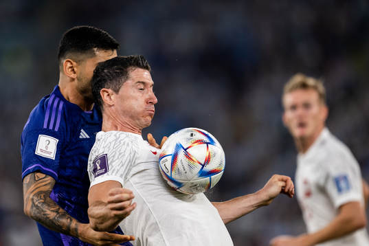 Nahuel Molina of Argentina and Robert Lewandowski of Poland