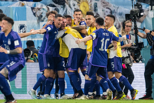 Alexis Mac Allister of Argentina celebrate with team mates
