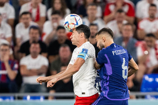 Robert Lewandowski of Poland and German Pezzella of