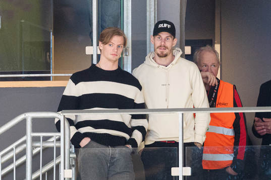 Örebros Adam Hofbauer och Emil Larsson på läktarplats