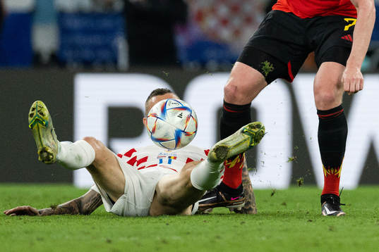 Marcelo Brozovic of Croatia and Kevin de Bruyne of Belgium