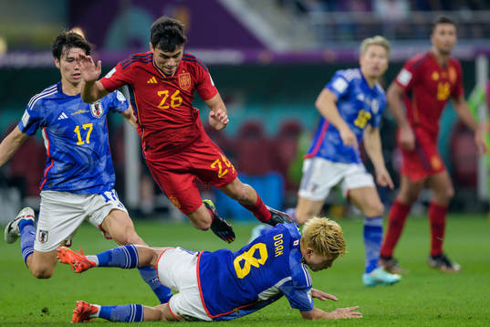Pedri of Spain against Ao Tanaka and Ritsu Doan of Japan