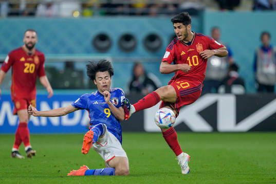 Kaoru Mitoma of Japan and Marco Asensio of Spain