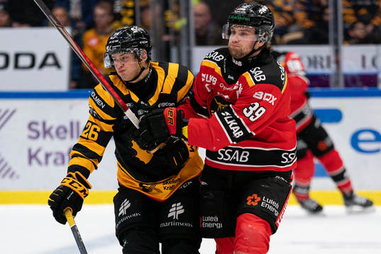 Skellefteås Simon Robertsson och Luleås Olli Nikupeteri