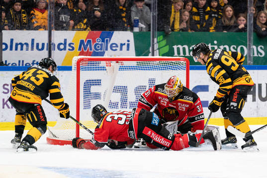 Skellefteås Filip Sandberg och Rickard Hugg oroar framför