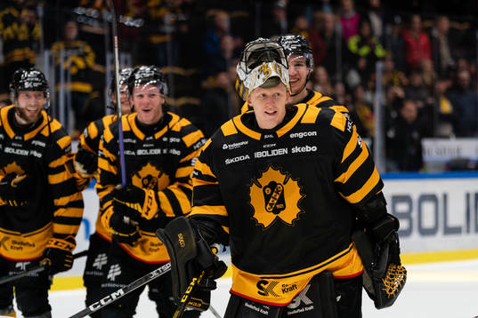 Skellefteås målvakt Alexander Hellnemo jublar
