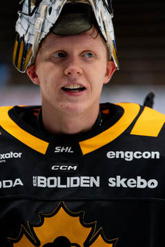 Skellefteås målvakt Alexander Hellnemo jublar