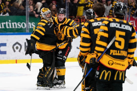 Skellefteås målvakt Alexander Hellnemo och Jonathan Pudas