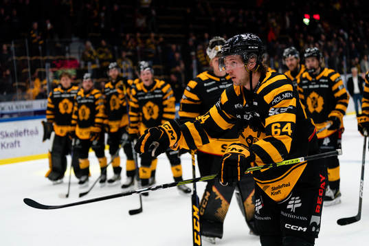 Skellefteås Jonathan Pudas jublar med publiken