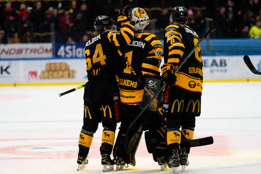 Skellefteås Jonathan Pudas , målvakt Alexander Hellnemo