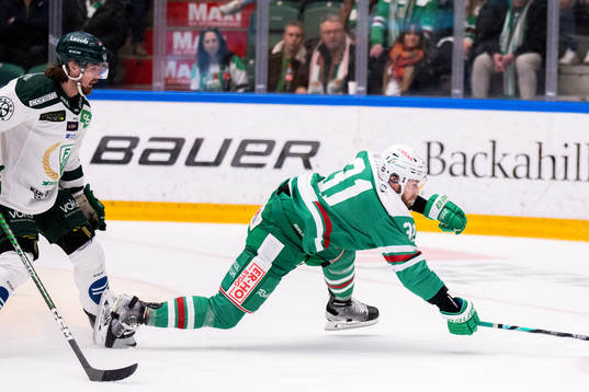 Färjestads Linus Johansson och Rögles Lukas Klok i en