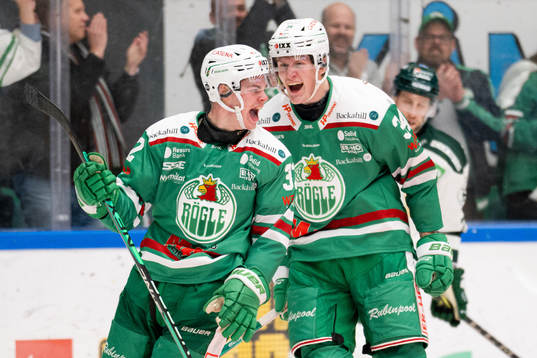 Rögles Oskar Pettersson och Adam Edström  jublar