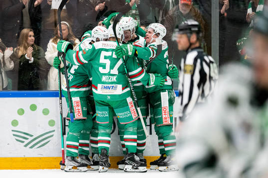Rögles Adam Edström jublar med lagkamrater