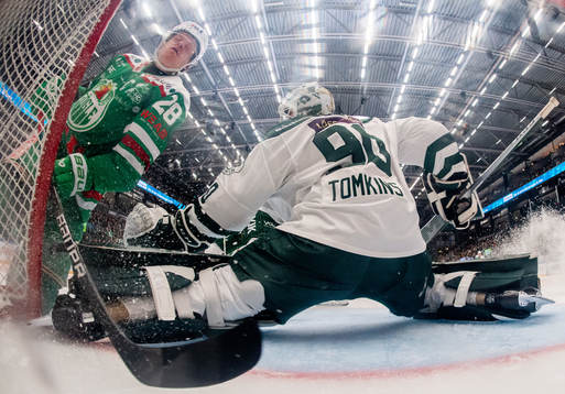 Rögles Anton Bengtsson kolliderar med stolpen när han