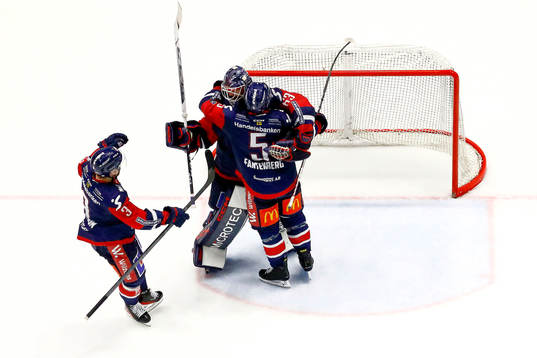Linköpings målvakt Marcus Högberg jublar med Linus