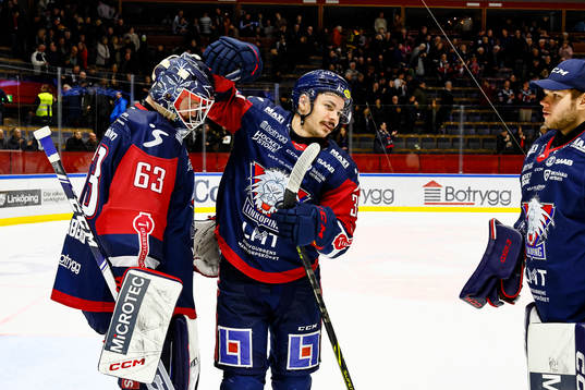 Linköpings Ty Rattie och målvakt Marcus Högberg  jublar