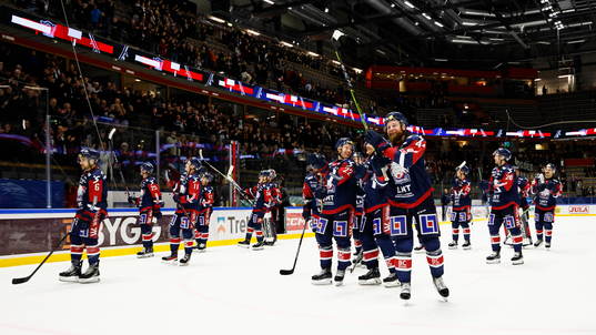 Linköpings spelare med Jonas Junland jublar