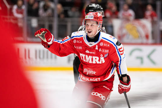 Timrås Jonathan Dahlén jublar fter 1-0