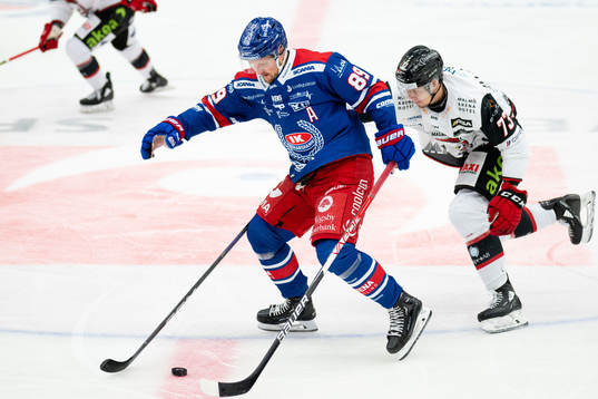 Oskarshamns Patrik Karlkvist och Malmö Redhawks Adam Ollas
