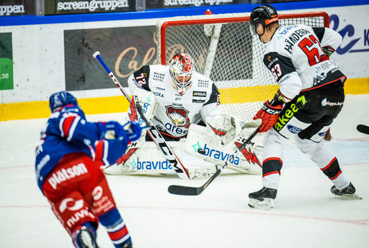 Oskarshamns Niclas Burström och Malmö Redhawks målvakt