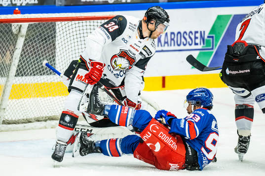 Malmö Redhawks Carl Söderberg och Oskarshamns Cameron
