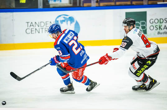 Oskarshamns Blaine Byron och Malmö Redhawks Lance Bouma