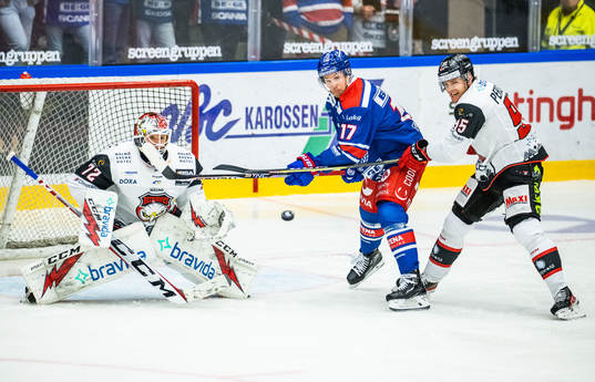 Malmö Redhawks målvakt Daniel Marmenlind och Carl Persson