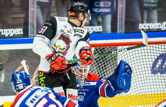 Malmö Redhawks Emil Sylvegård och Oskarshamns målvakt