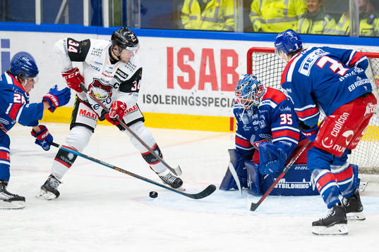 Malmö Redhawks Carl Söderberg och Oskarshamns målvakt