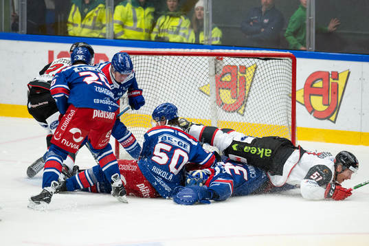 Oskarshamns Juuso Riikola och målvakt Joe Cannata
