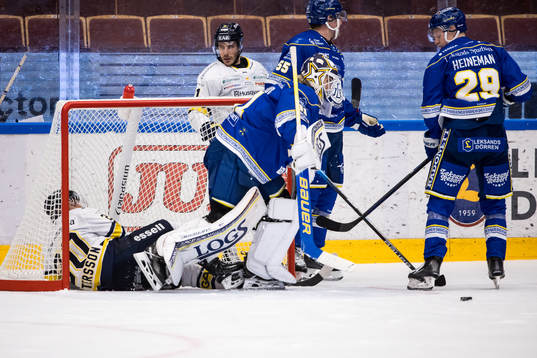 HV71s André Petersson och Leksands målvakt Kasimir