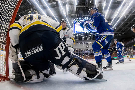 Leksands Lucas Elvenes och HV71s Victor Sjöholm och HV71s