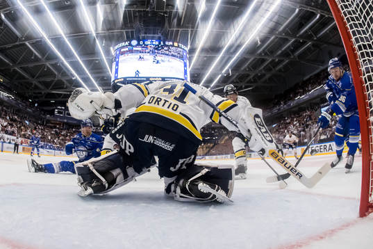 Leksands Carter Ashton och HV71s målvakt Joni Ortio och