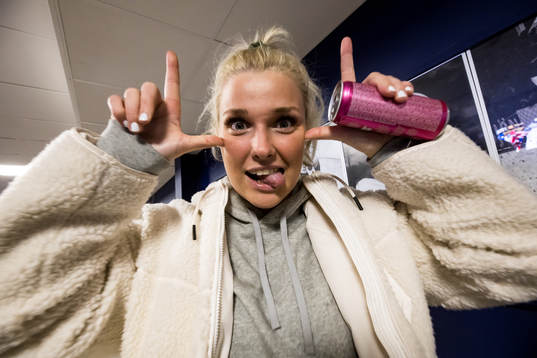 Amanda Johansson innan ishockeymatchen i SHL mellan Leksand