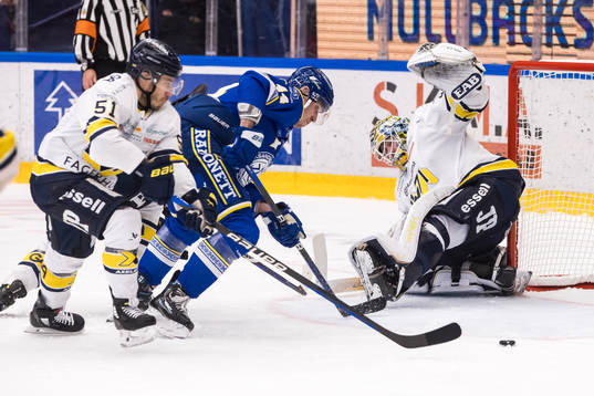 HV71s Andy Miele och Leksands Carter Ashton och HV71s
