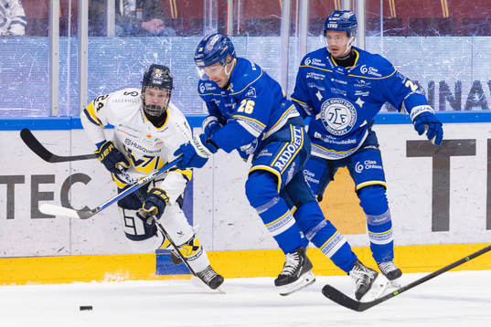 HV71s Oscar Fisker Molgaard i en kamp mot Leksands Patrik